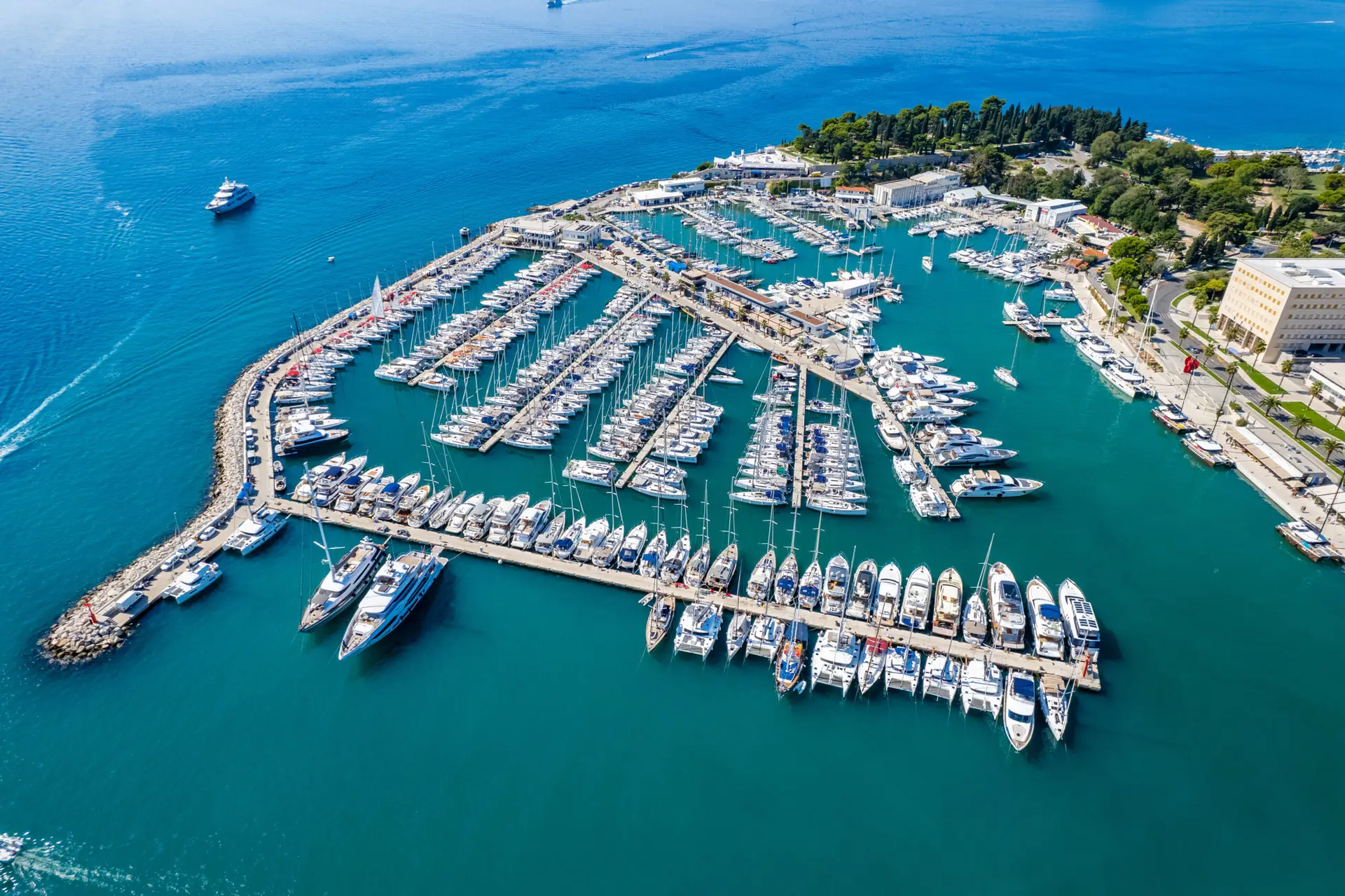 Vom Hafen von Split starten täglich Boote zu den Inseln Brač, Hvar, Vis und Šolta.