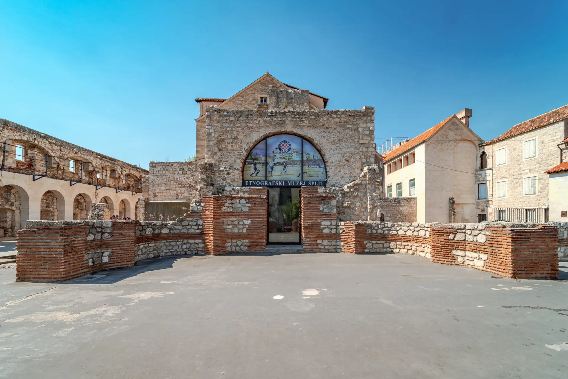 Historische Trachten, Handwerk und Alltagsgegenstände erzählen im Ethnografischen Museum von der Geschichte Dalmatiens.