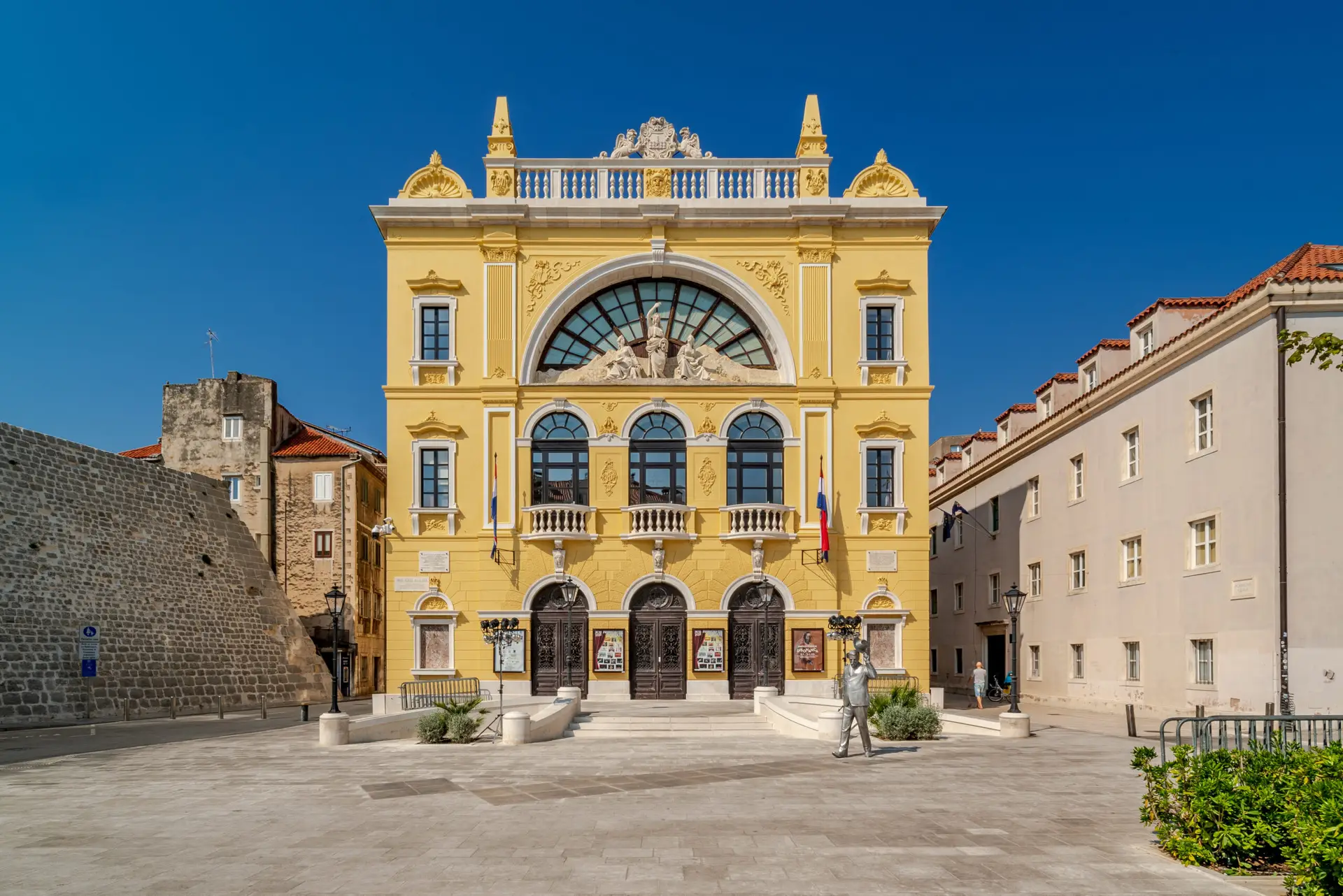 Am Gajo-Bulat-Platz prägt das Kroatische Nationaltheater mit seiner markanten Fassade das Stadtbild von Split.