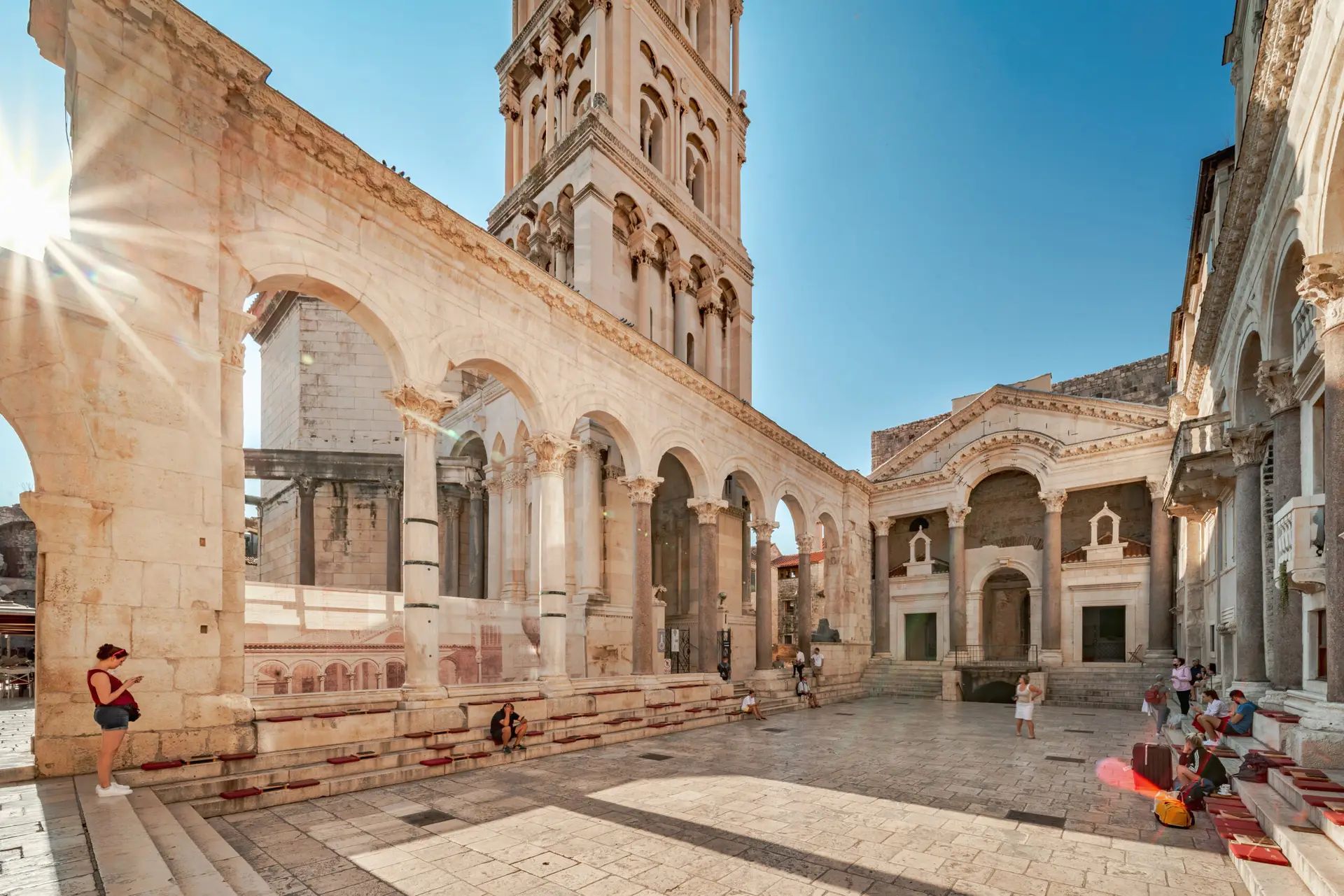 Das Peristyl im Diokletianpalast ist einer der eindrucksvollsten Plätze der Altstadt von Split.