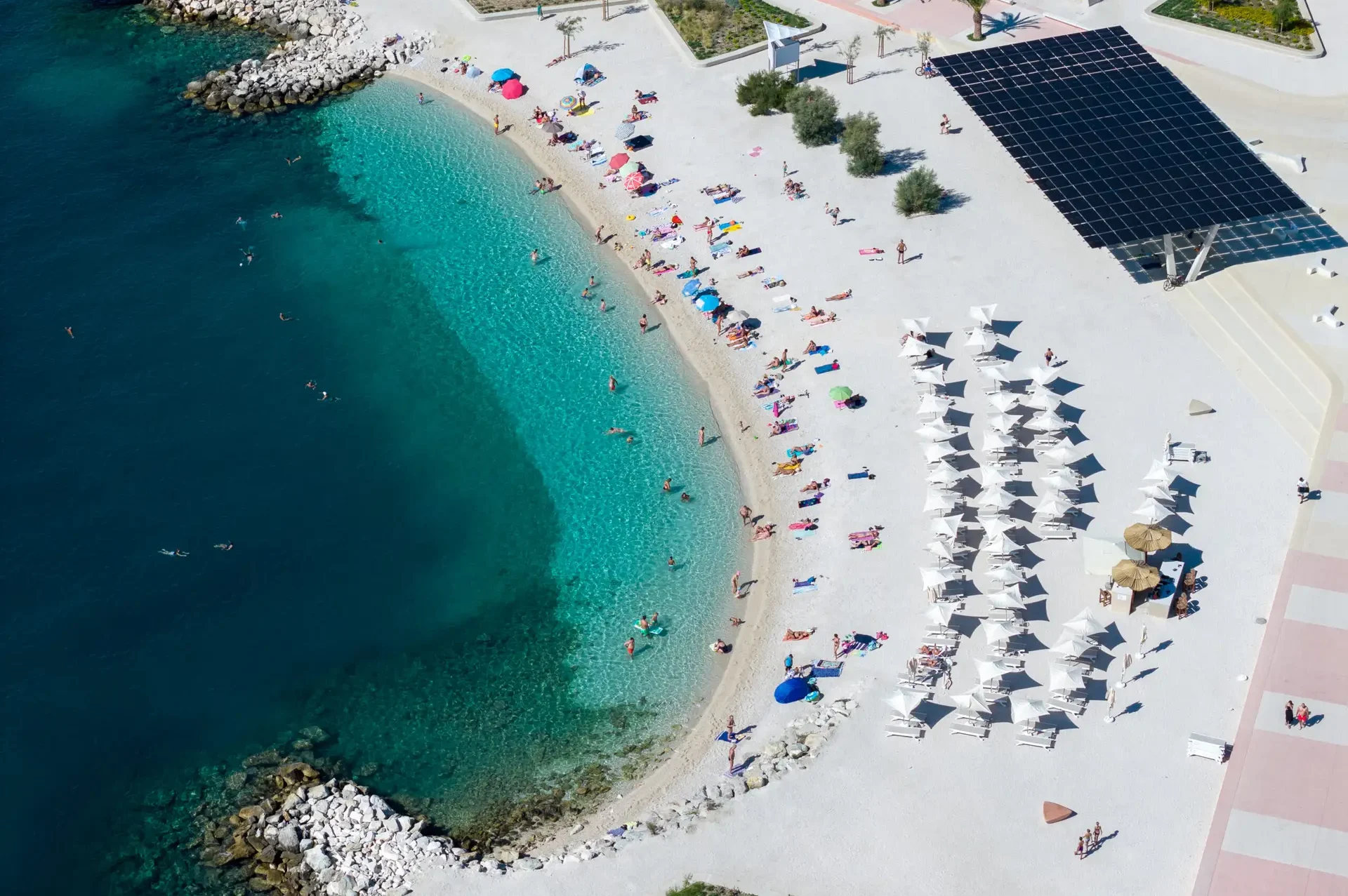 Žnjan ist einer der größten Stadtstrände von Split und bietet viel Platz zum Baden, Spazieren und Entspannen am Meer.