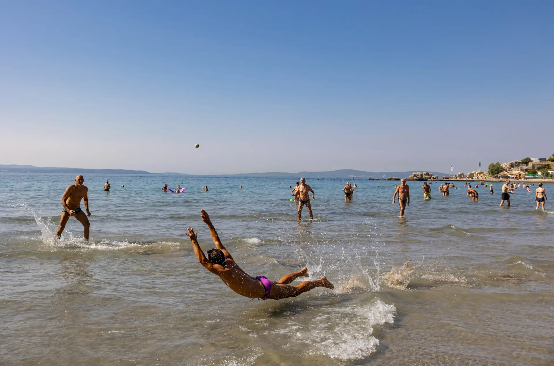 Bačvice ist einer der beliebtesten Strände Splits mit feinem Sand, flachem Wasser und entspanntem mediterranem Flair direkt vor der Altstadt.