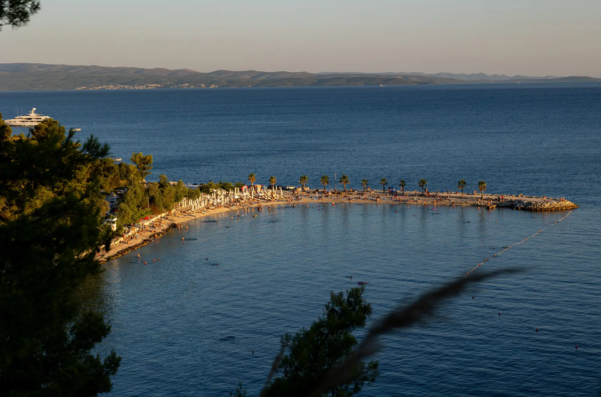 Am Strand von Kašjuni trifft unberührte Natur auf entspanntes Küstenflair.