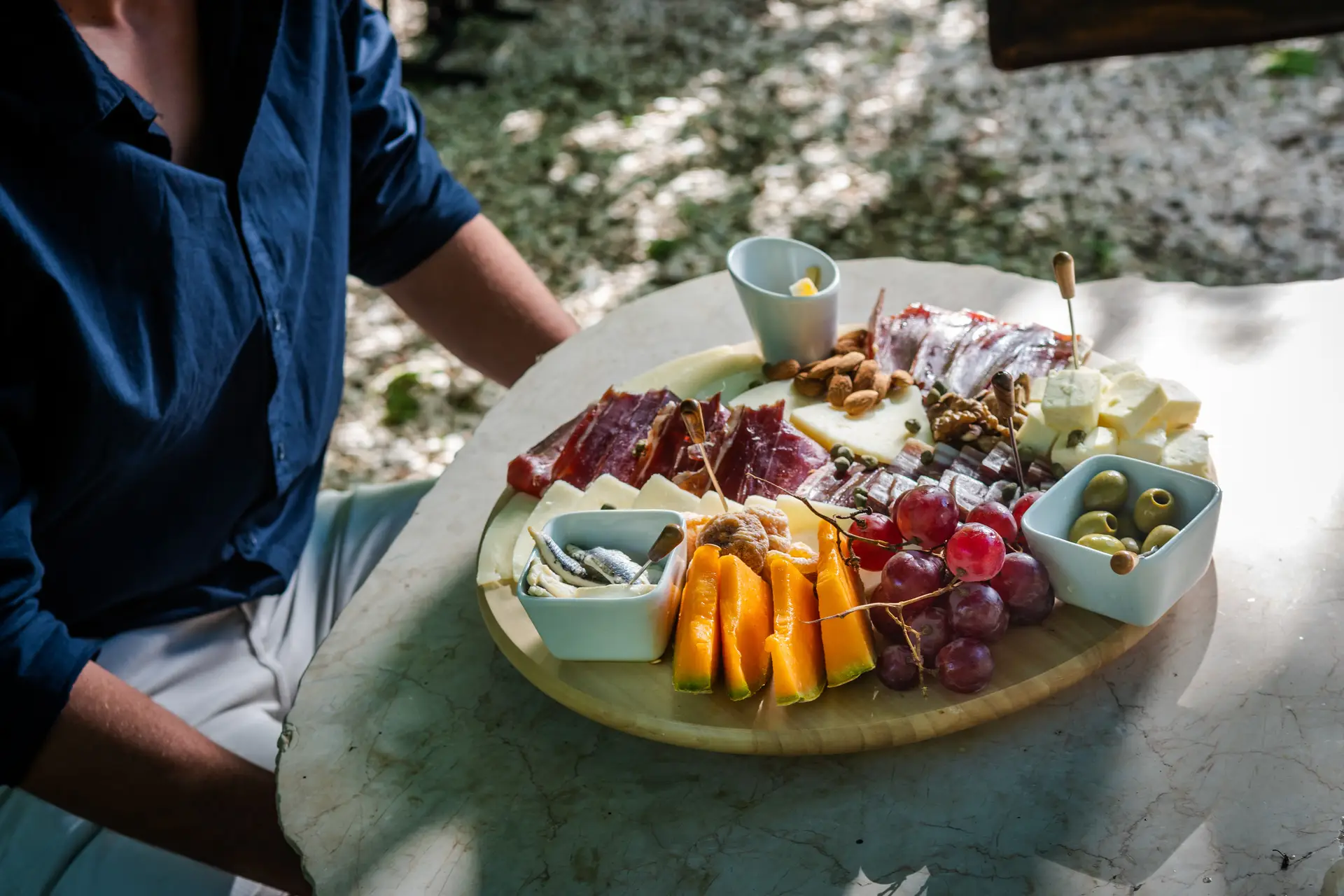 Frischer Käse, Oliven, Trauben und dalmatinische Spezialitäten zeigen, wie vielseitig die mediterrane Küche in Split schmeckt.