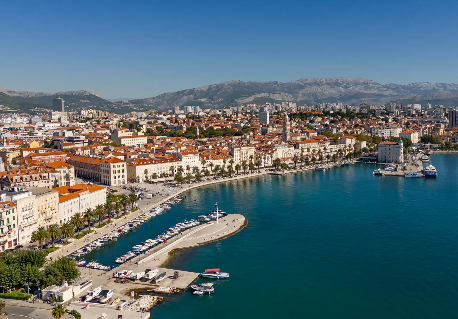 Über den Dächern der Altstadt von Split verschmelzen jahrtausendealte Geschichte und das glitzernde Blau der Adria.
